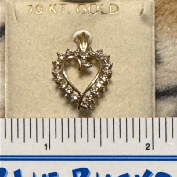 10k gold heart pendant and chain (18”) NWT - Picture 3 of 10